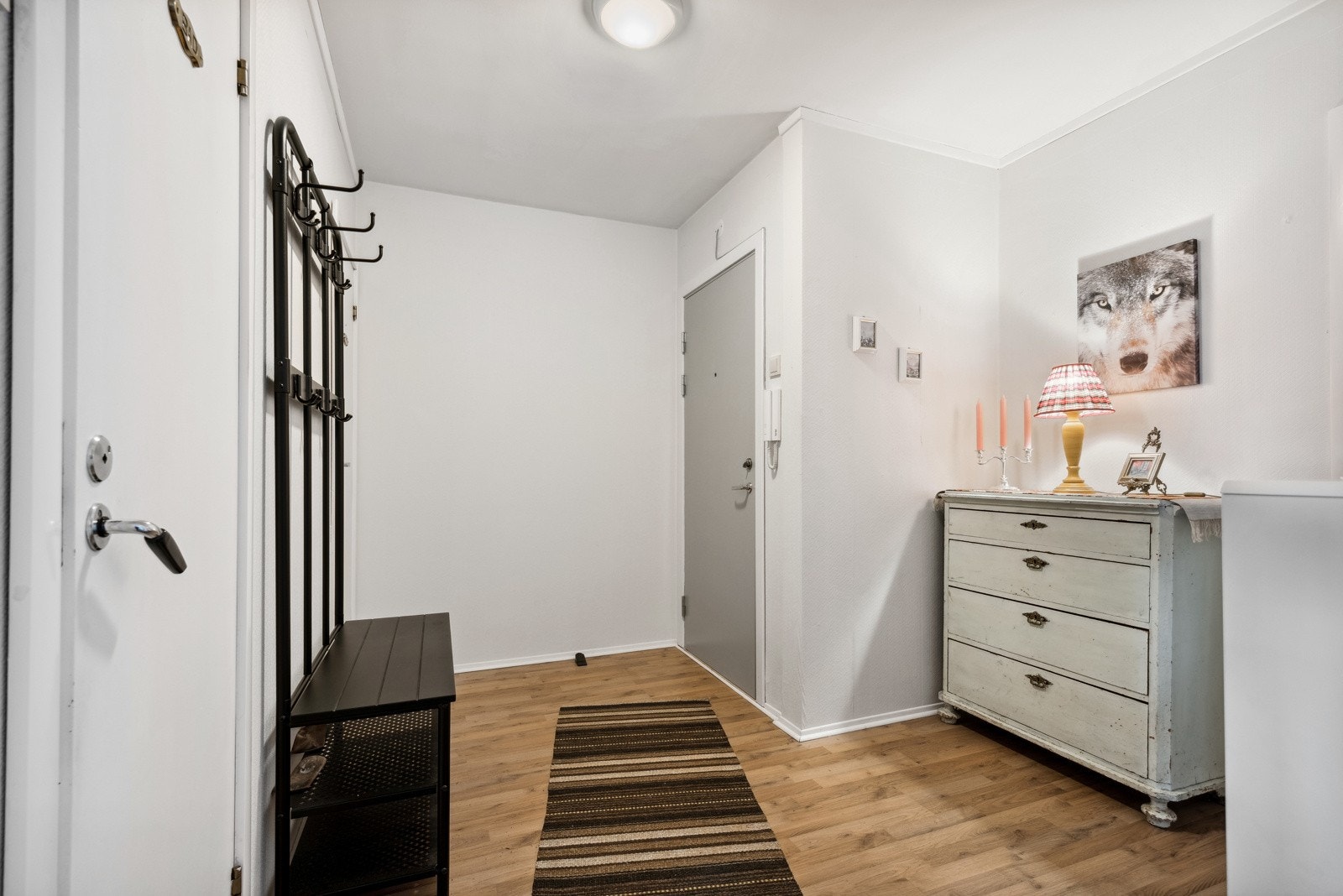 Romslig entré Galleribilde