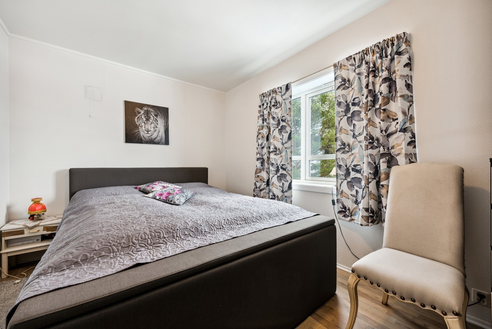 Det er tre soverom, og dette er det største. Galleribilde