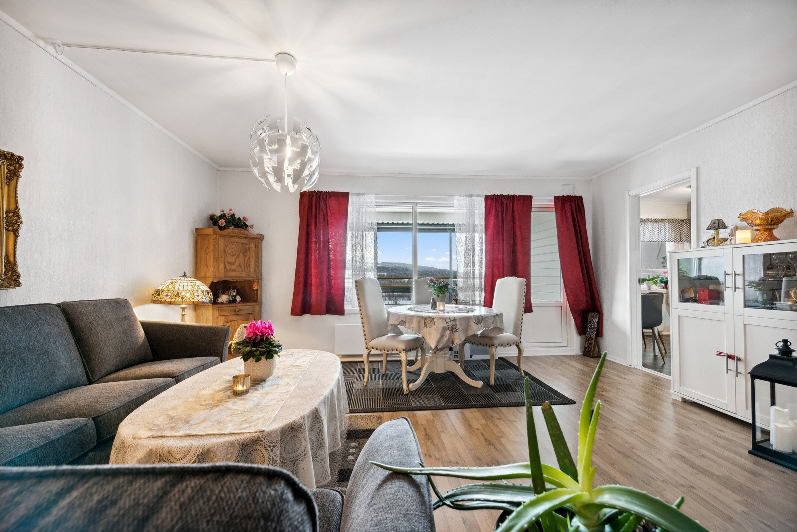 Lys og hyggelig stue med utgang til balkong. Galleribilde