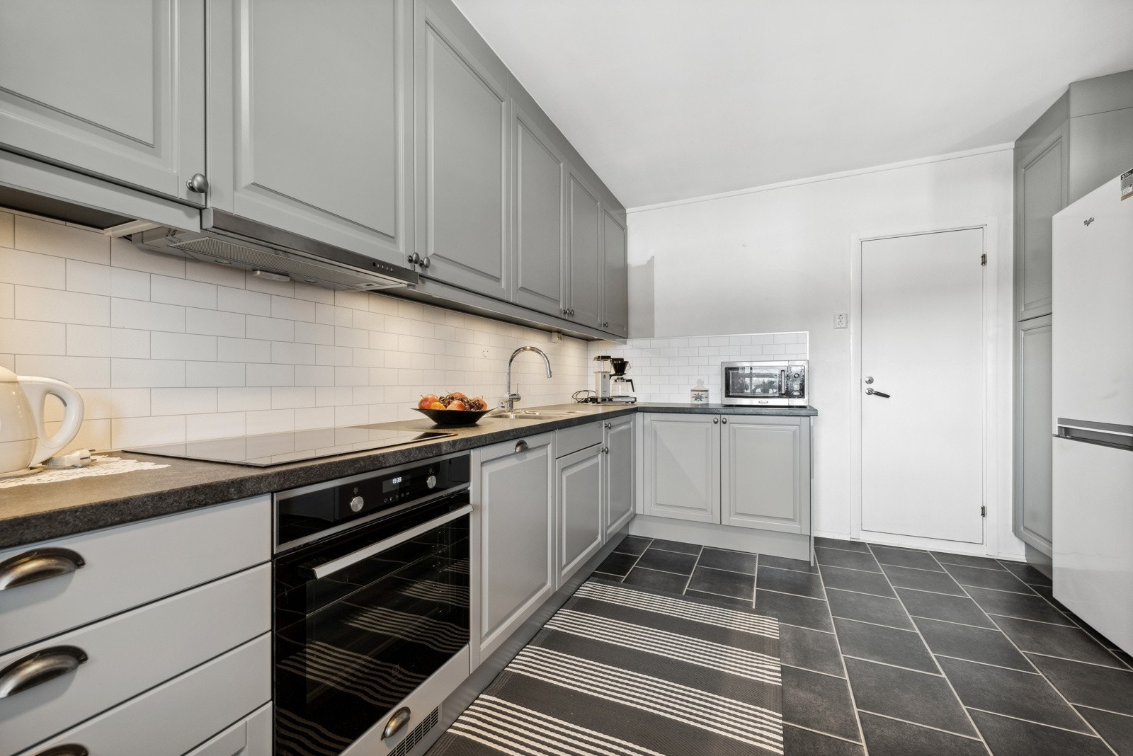 Det er integrert platetopp, stekeovn og oppvaskmaskin, samt frittstående kjøleskap. Galleribilde