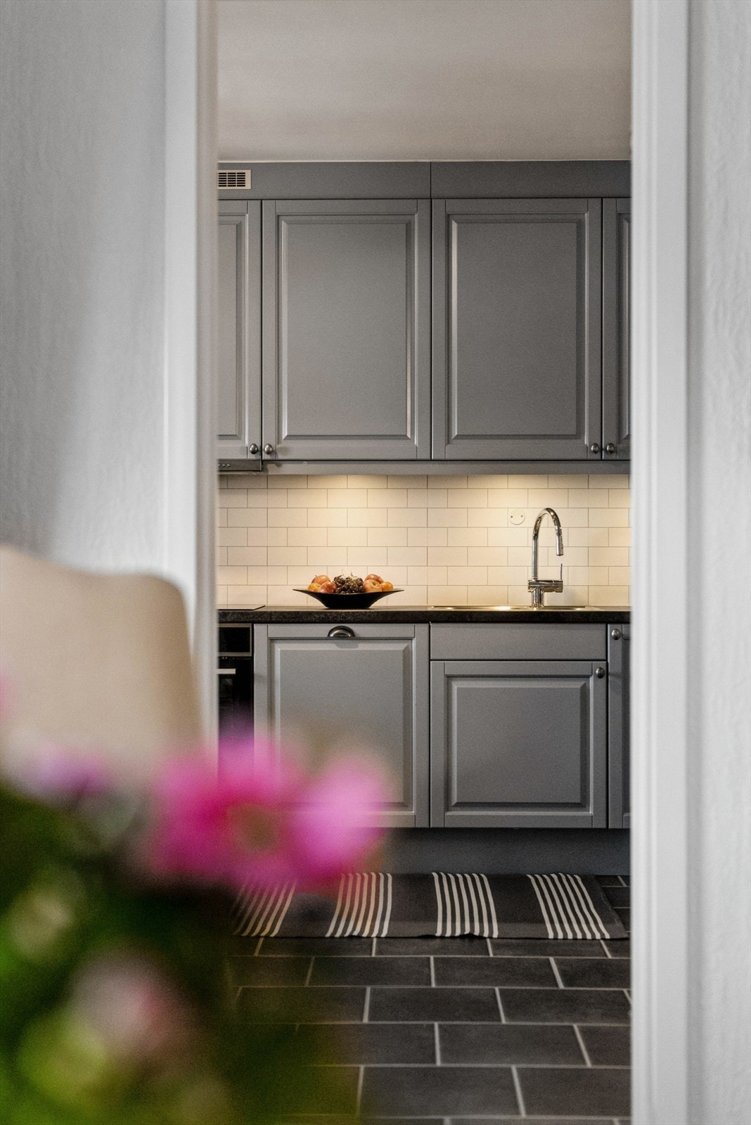 Kjøkkenet har gulv med flislaminat. Galleribilde