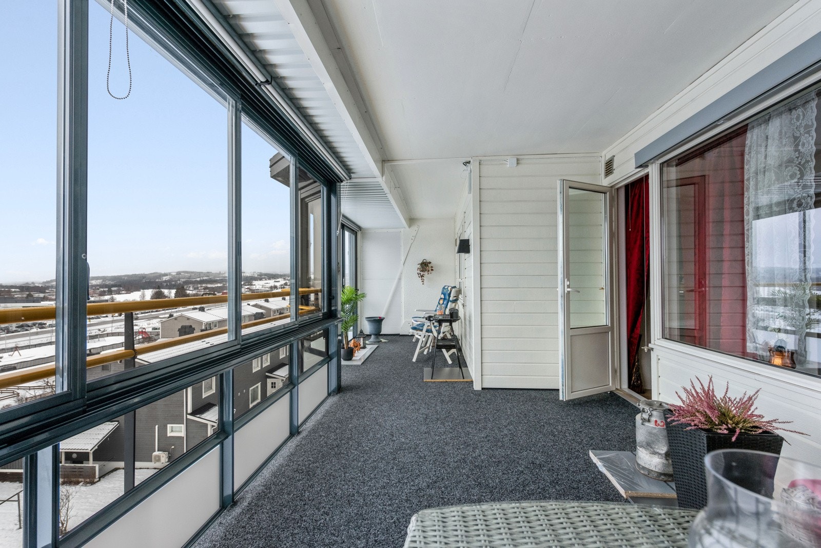 Led-stripe over vinduer. Innvendig rullgardiner og elektrisk utvendig screen for solavskjerming. Galleribilde