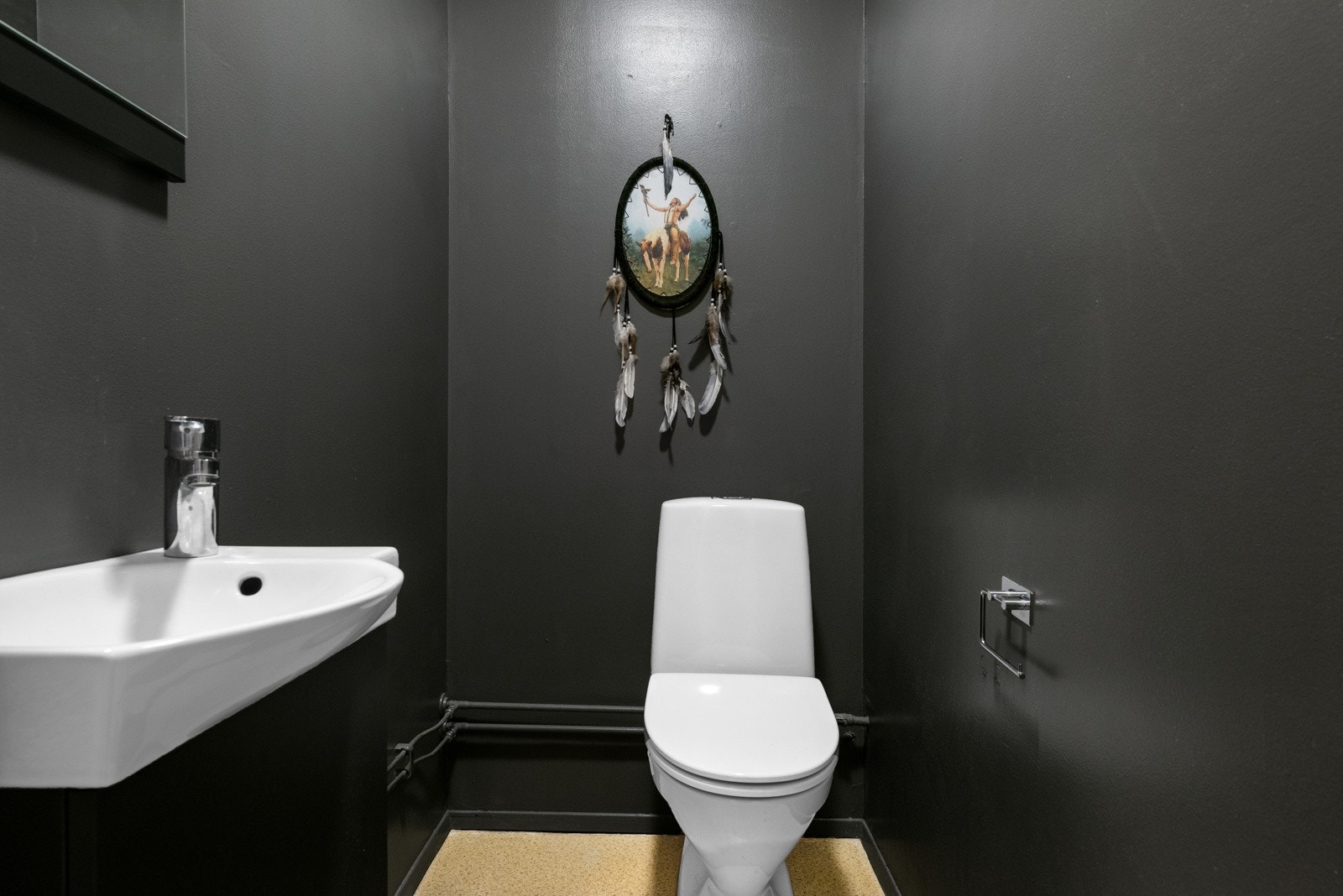 Toalettrom ble overflatebehandlet i 2018, og har vinylbelegg på gulv, samt slette malte vegger og tak. Galleribilde