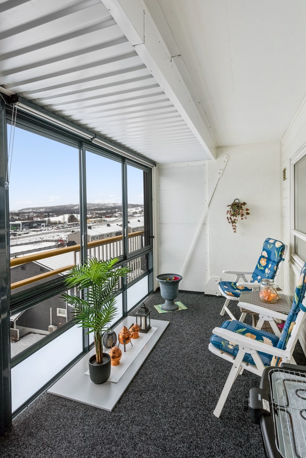 Boligblokken ligger sydvestvendt i skrående terreng med utsikt og meget gode solforhold. Galleribilde