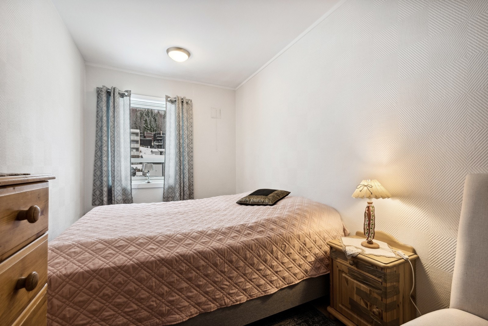 Soverom 2 er lys
t og trivelig. Soverom 3 er ikke avbildet, da det benyttes til lagring. Galleribilde