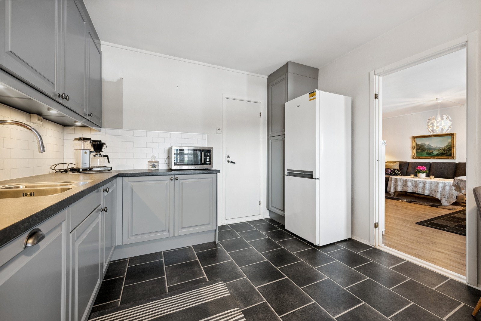 Det er også adkomst til badet fra kjøkkenet. Galleribilde