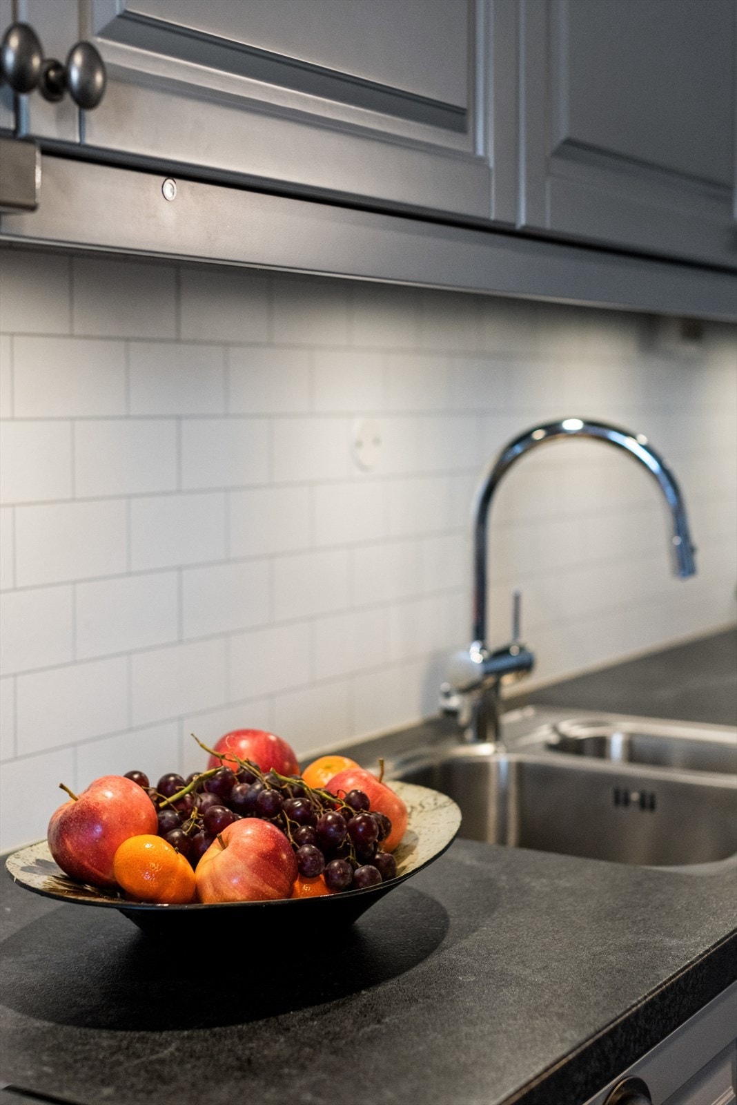 Det er Kitchen Wall plater mellom benk og overskap Galleribilde