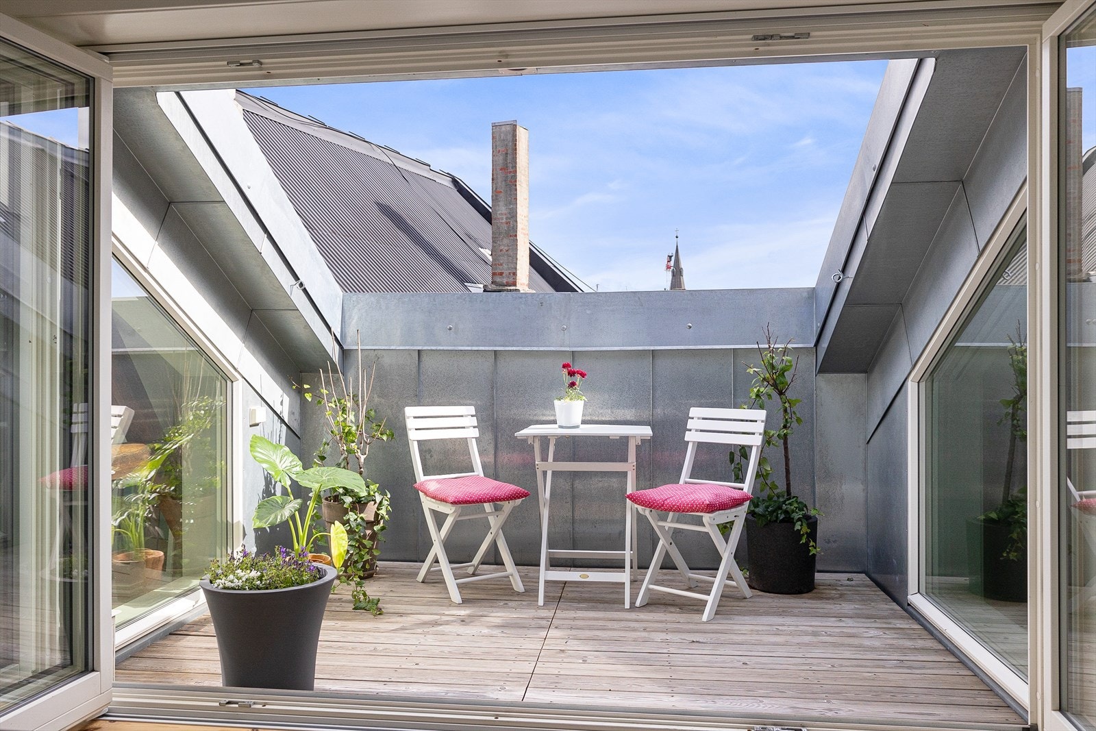 Fra spisestuen/kjøkkenet er det adkomst til en herlig takterrasse på ca. 6 kvm. Galleribilde