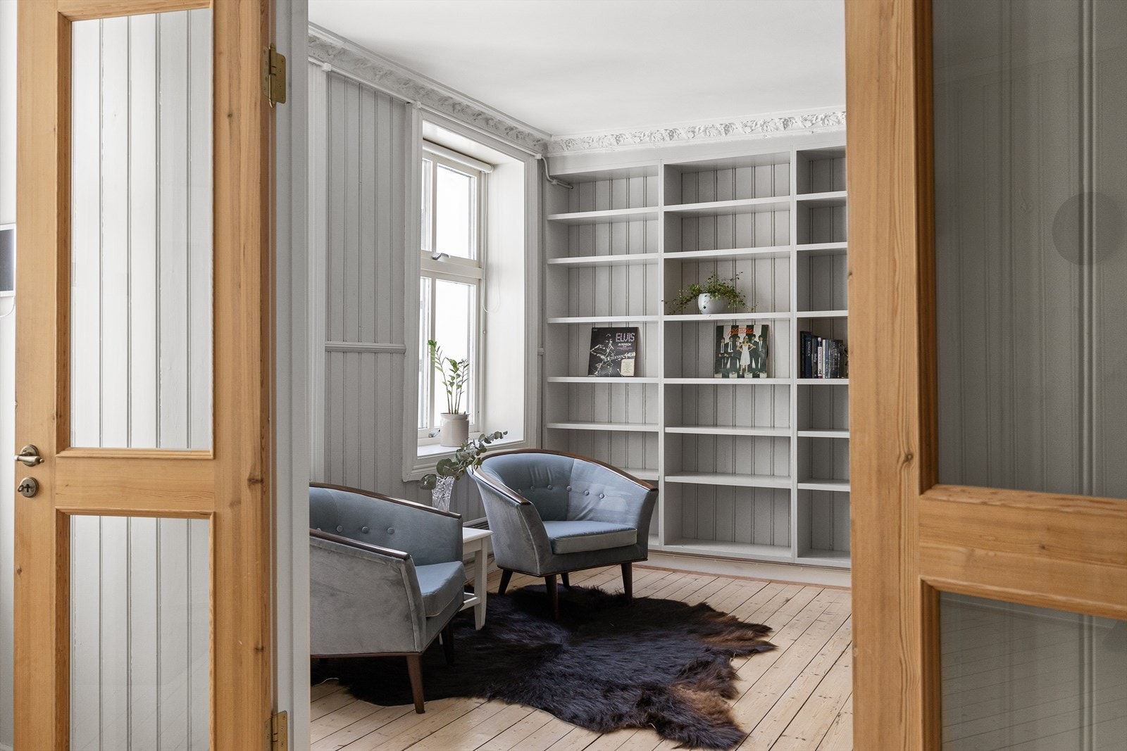 Fra entréen er det adkomst til en hyggelig stue. Galleribilde