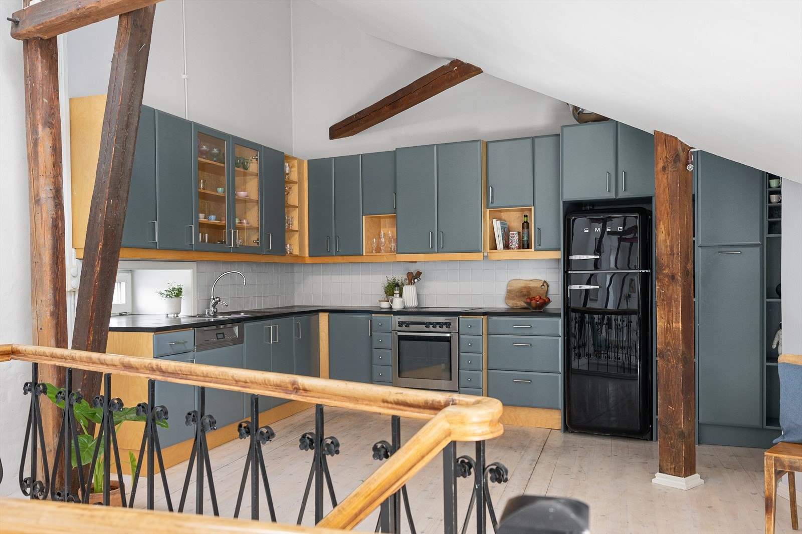 Kjøkkeninnredningen består av glatte fronter og benkeplate i laminat. Galleribilde