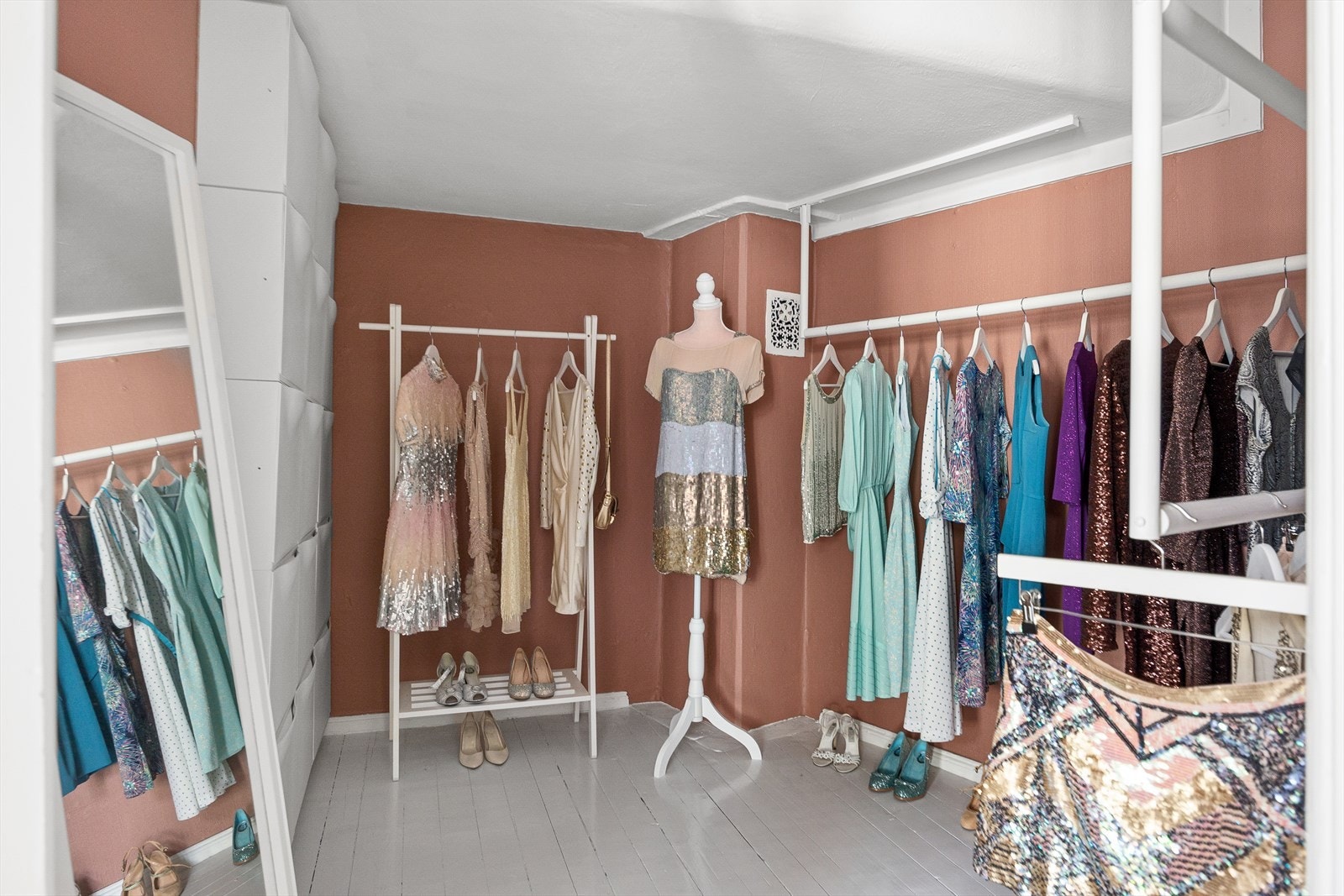 Fra soverommet er det adkomst til et superpraktisk omkledningsrom/walk-in-closet (byggemeldt som bod). Galleribilde