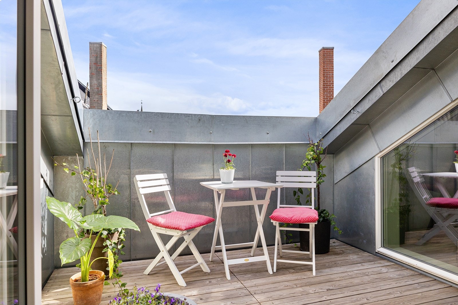 Lekker, klassisk leilighet med store, gode rom og solrik takterrasse. Galleribilde