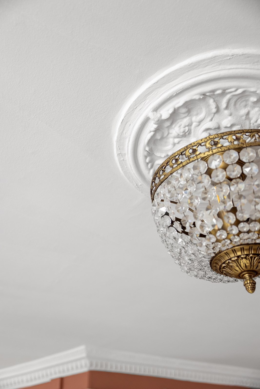 Rosett og stukkatur i himling. Galleribilde