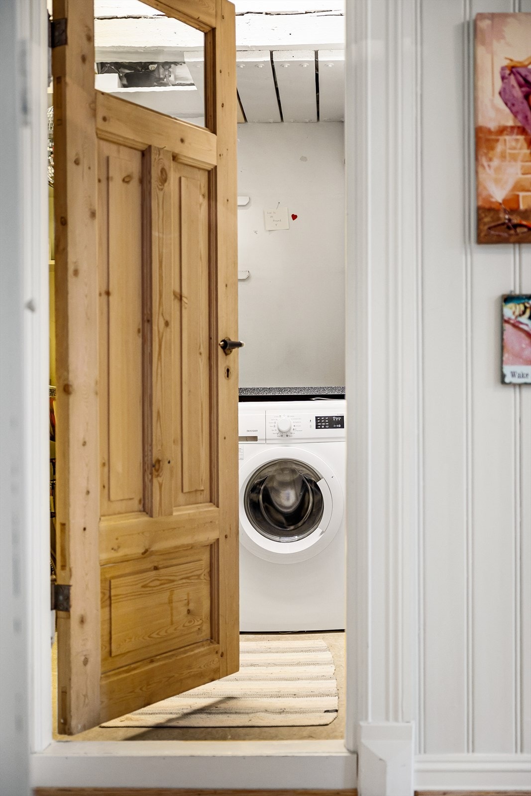 Praktisk vaskerom med opplegg for vaskemaskin. Galleribilde