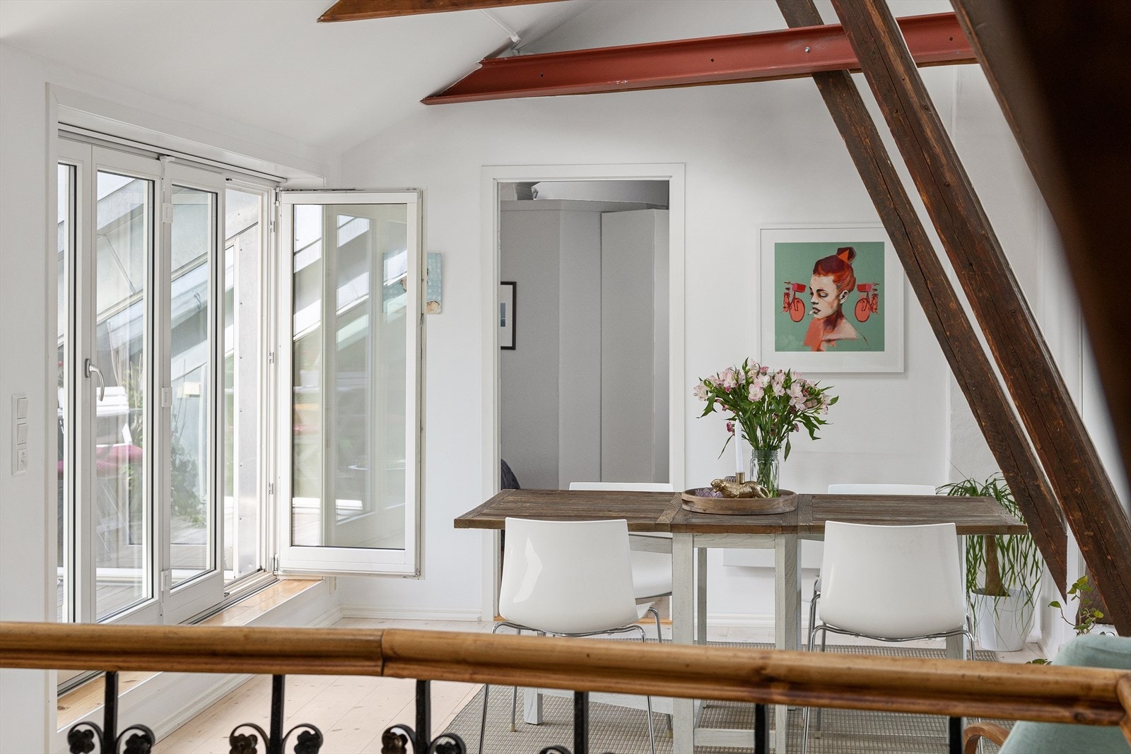 Utgang til hyggelig terrasse. Legg merke til at begge dørene kan åpnes i sin helhet. Galleribilde