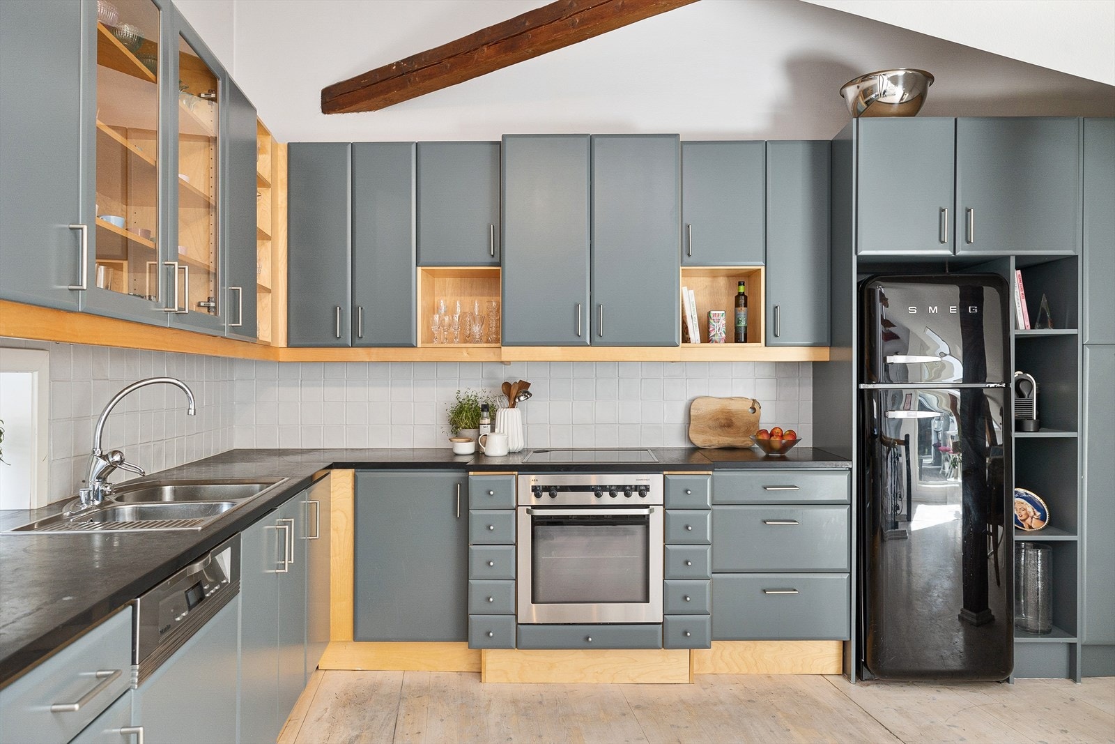 Rikelig med skap- og benkeplass. Galleribilde