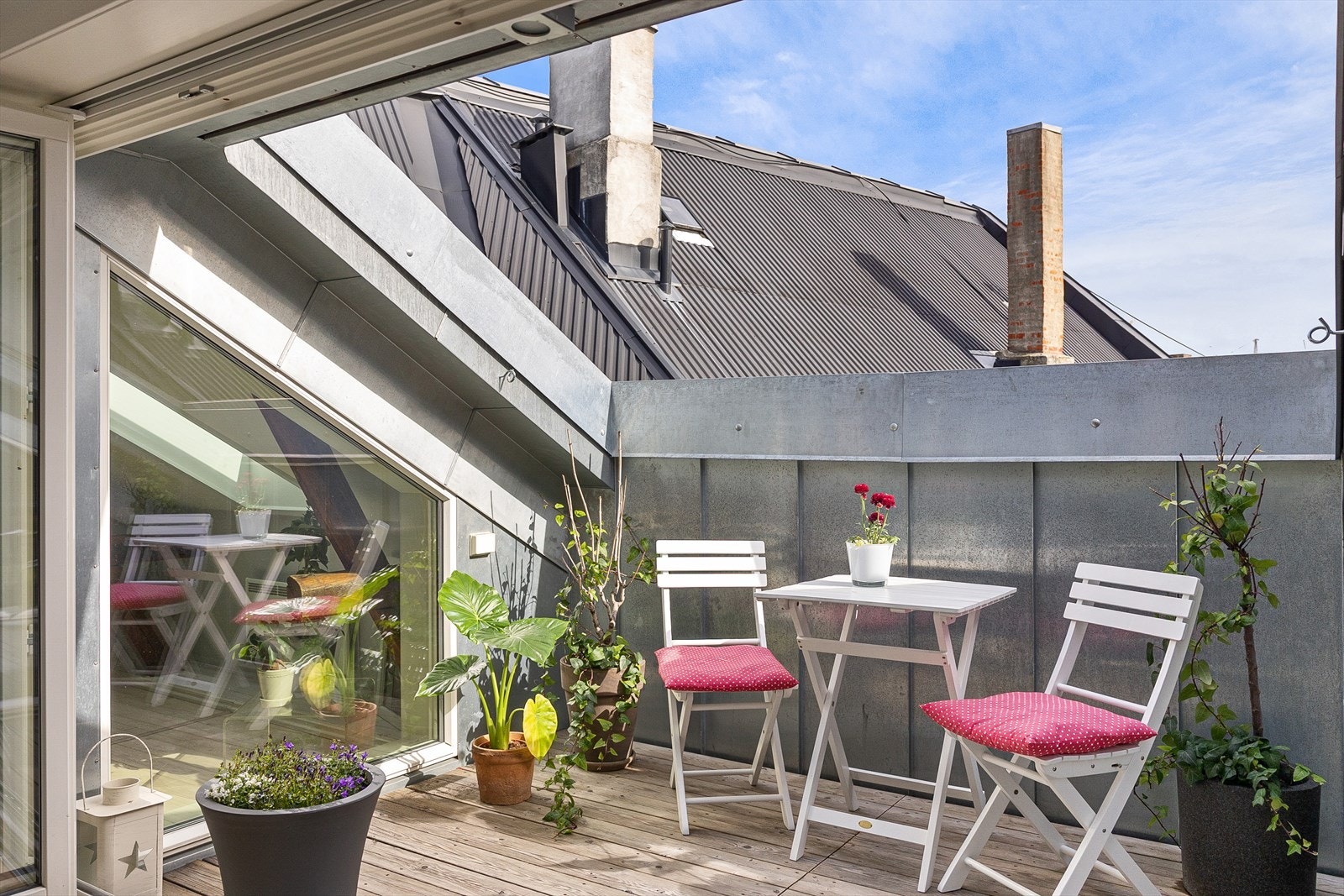 Her kan du nyte lange, deilige sommerdager med en god bok og noe godt i glasset. Galleribilde