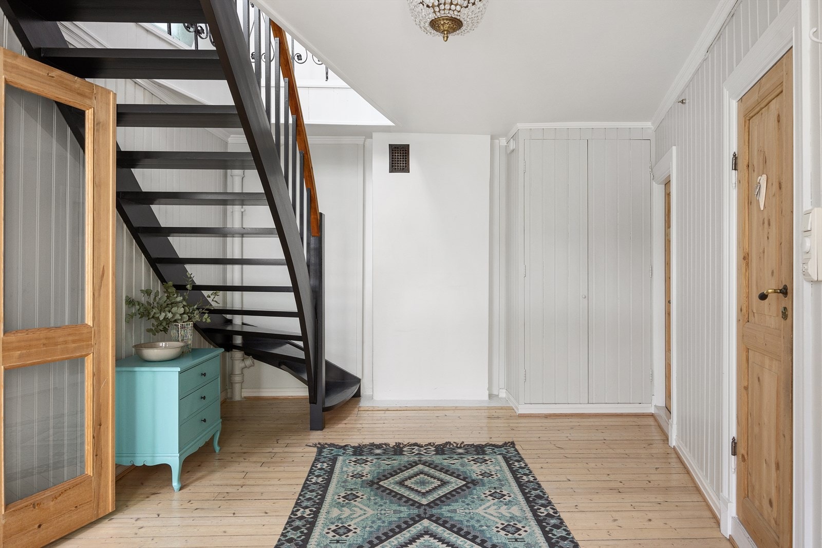 Fra hallen/entréen er det trappeadkomst til boligens øverste etasje. Galleribilde