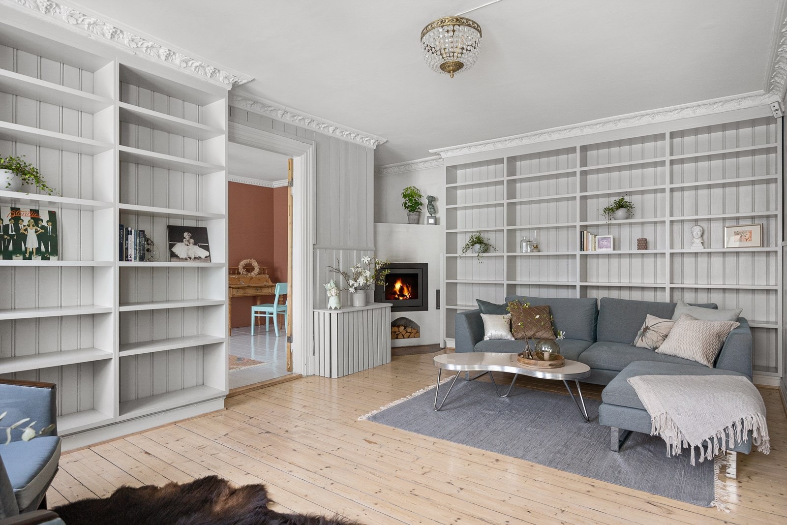 Stukkatur og generøs takhøyde. Galleribilde