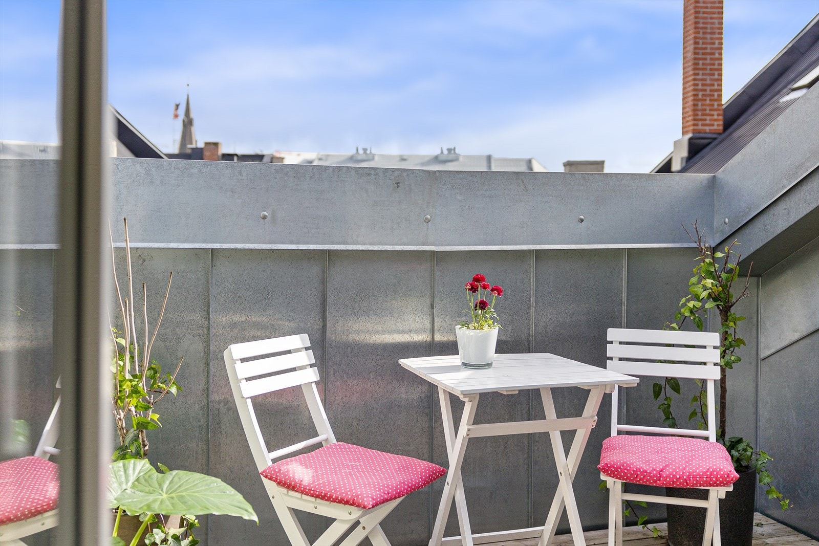 Terrassen er sydvendt og har gode lys- og solforhold. Galleribilde