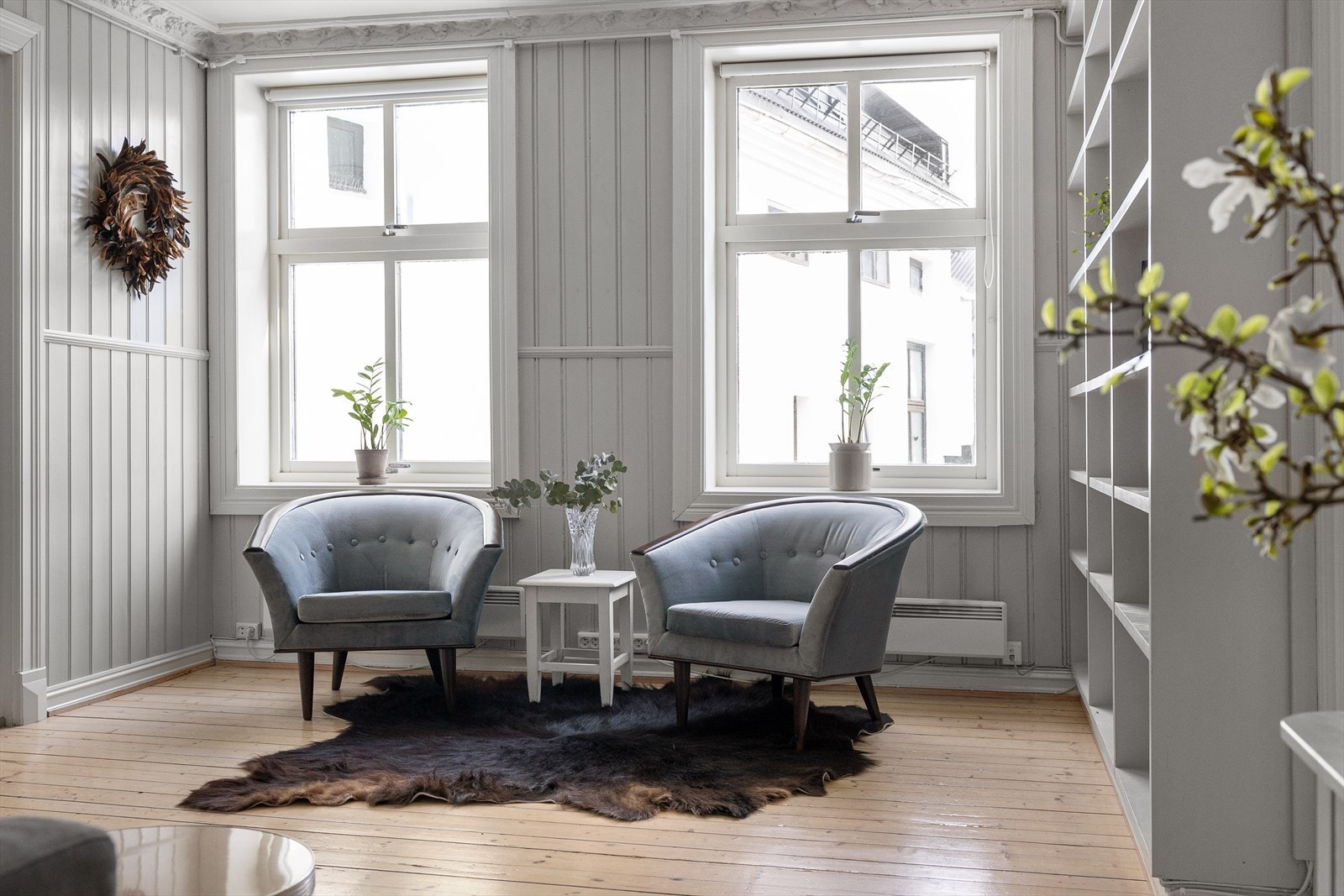 Store vindusflater som slipper til rikelig med naturlig lys. Galleribilde