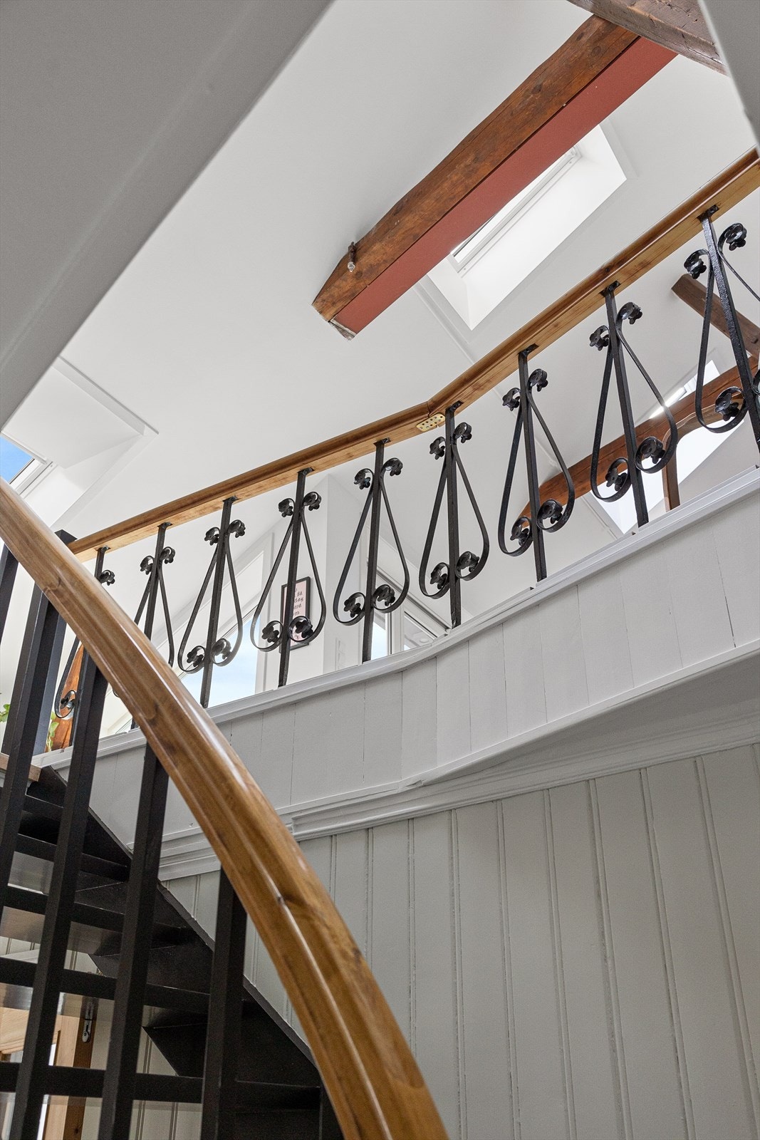 Pen trapp som tar deg opp i leilighetens øverste etasje. Galleribilde