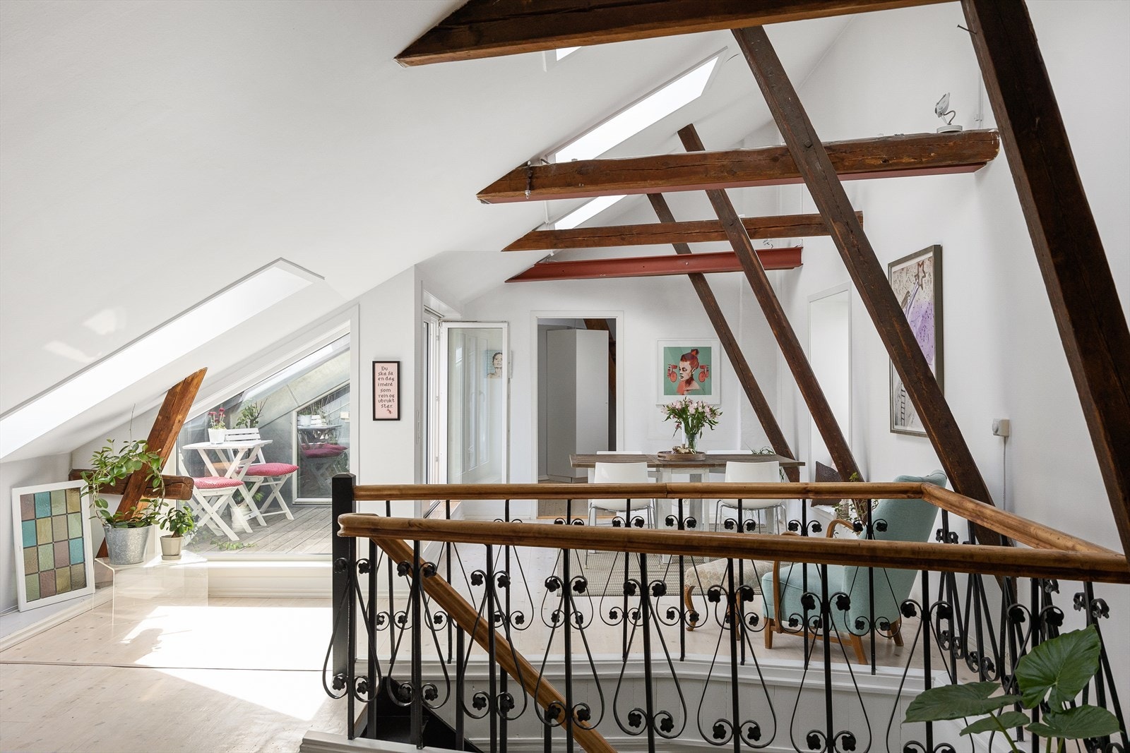 Denne etasjen består av kjøkken, spisestue, takterrasse, samt et soverom med hemsløsning. Galleribilde