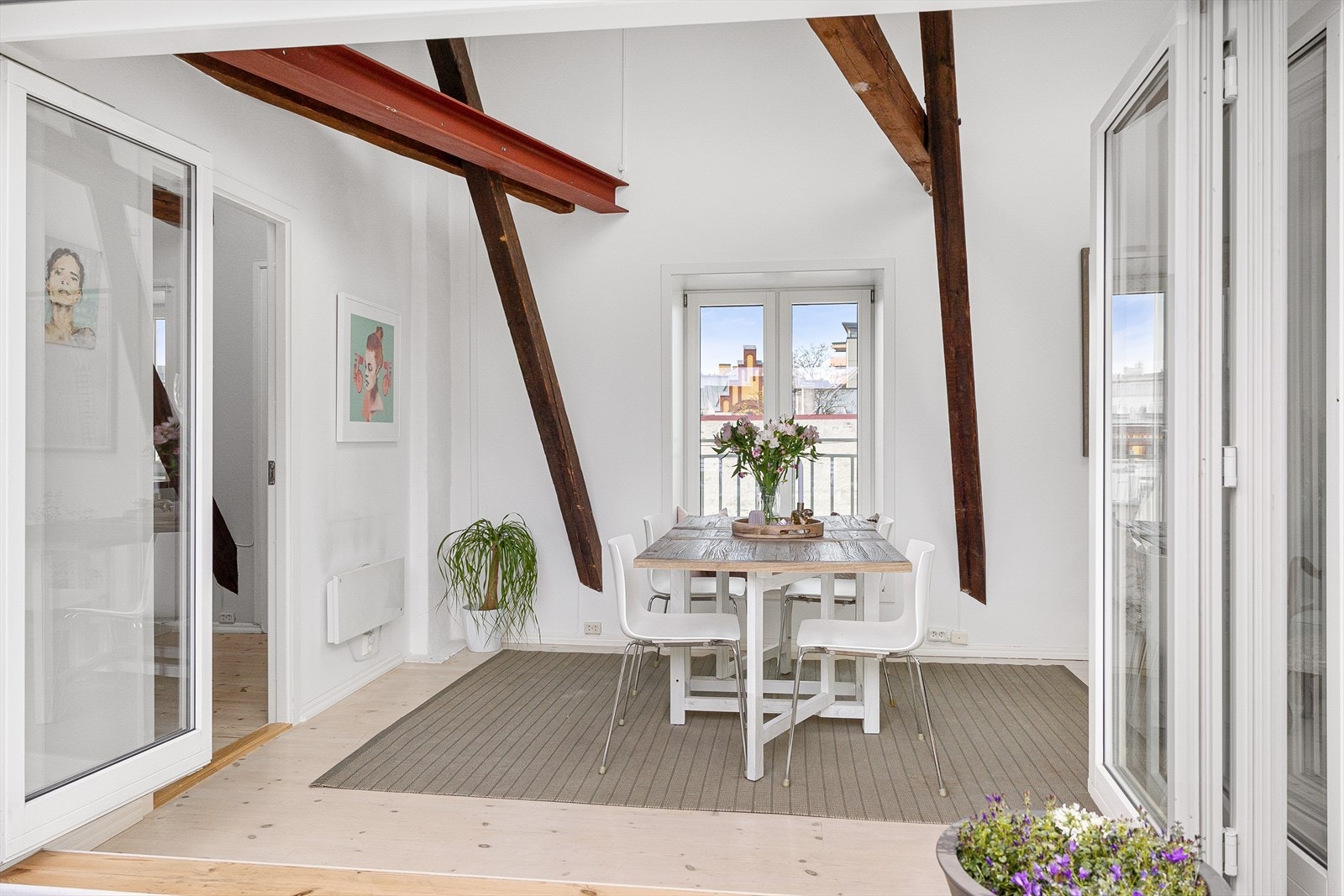 God plass til stort spisebord med tilhørende spisestoler. Galleribilde