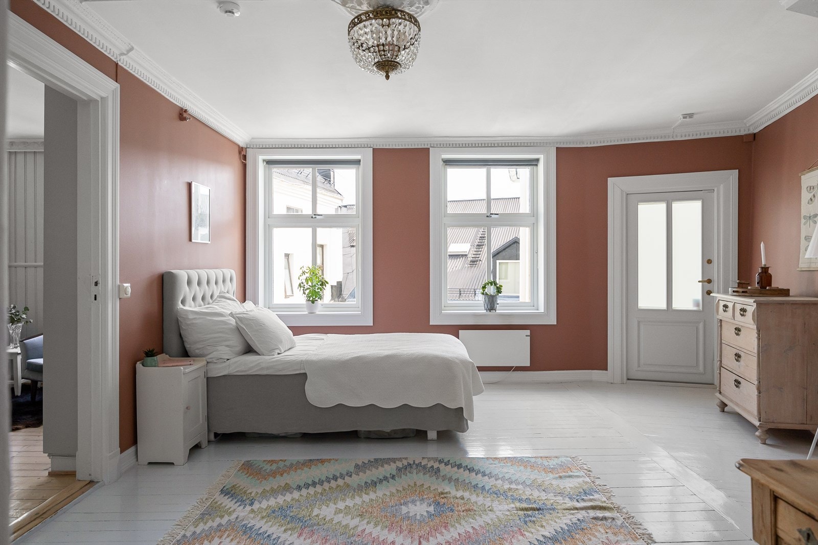 Hovedsoverommet er av god størrelse med plass til stor dobbeltseng, nattbord og kommode. Galleribilde