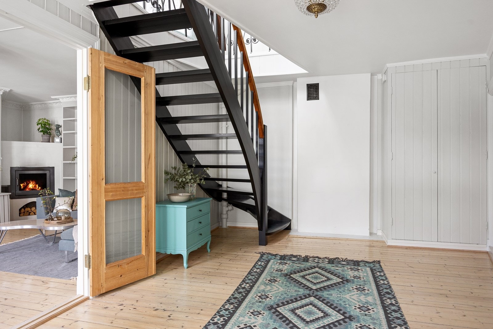 Innbydende hall/entré med god plass til ytterklær og sko. Galleribilde