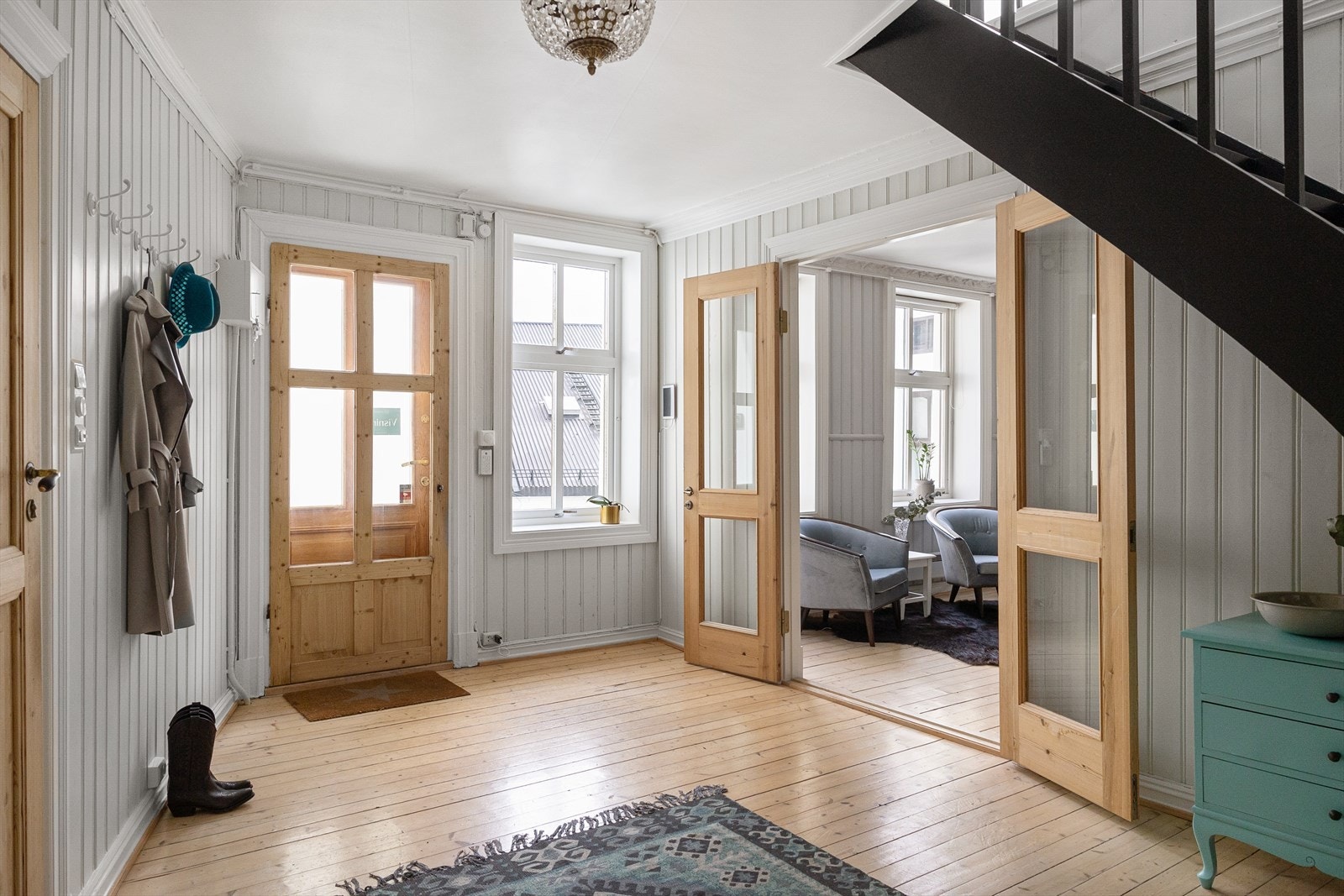 Flott tregulv og lyse overflater gir et godt førsteinntrykk av boligen. Galleribilde