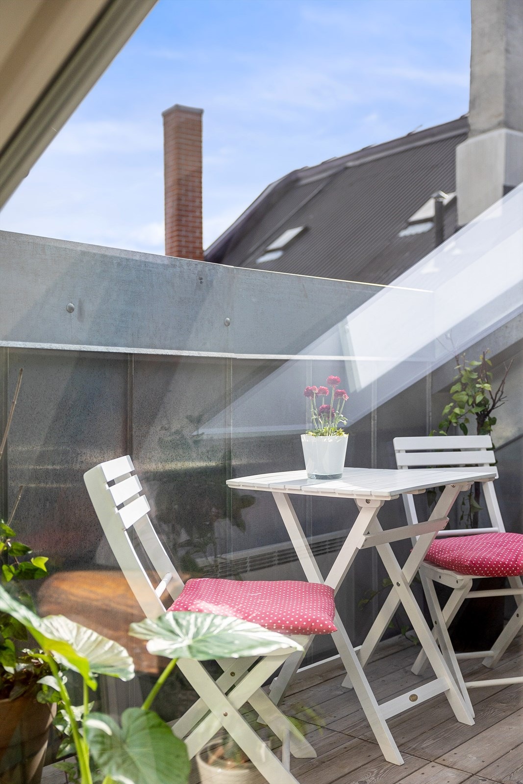 God plass til utemøblement, beplantning og grill. Galleribilde