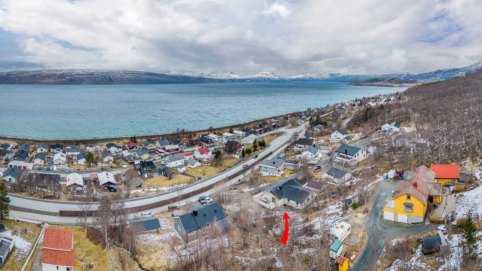 Friluftsområde i umiddelbar nærhet og flott utsikt over Ofotfjorden. Galleribilde