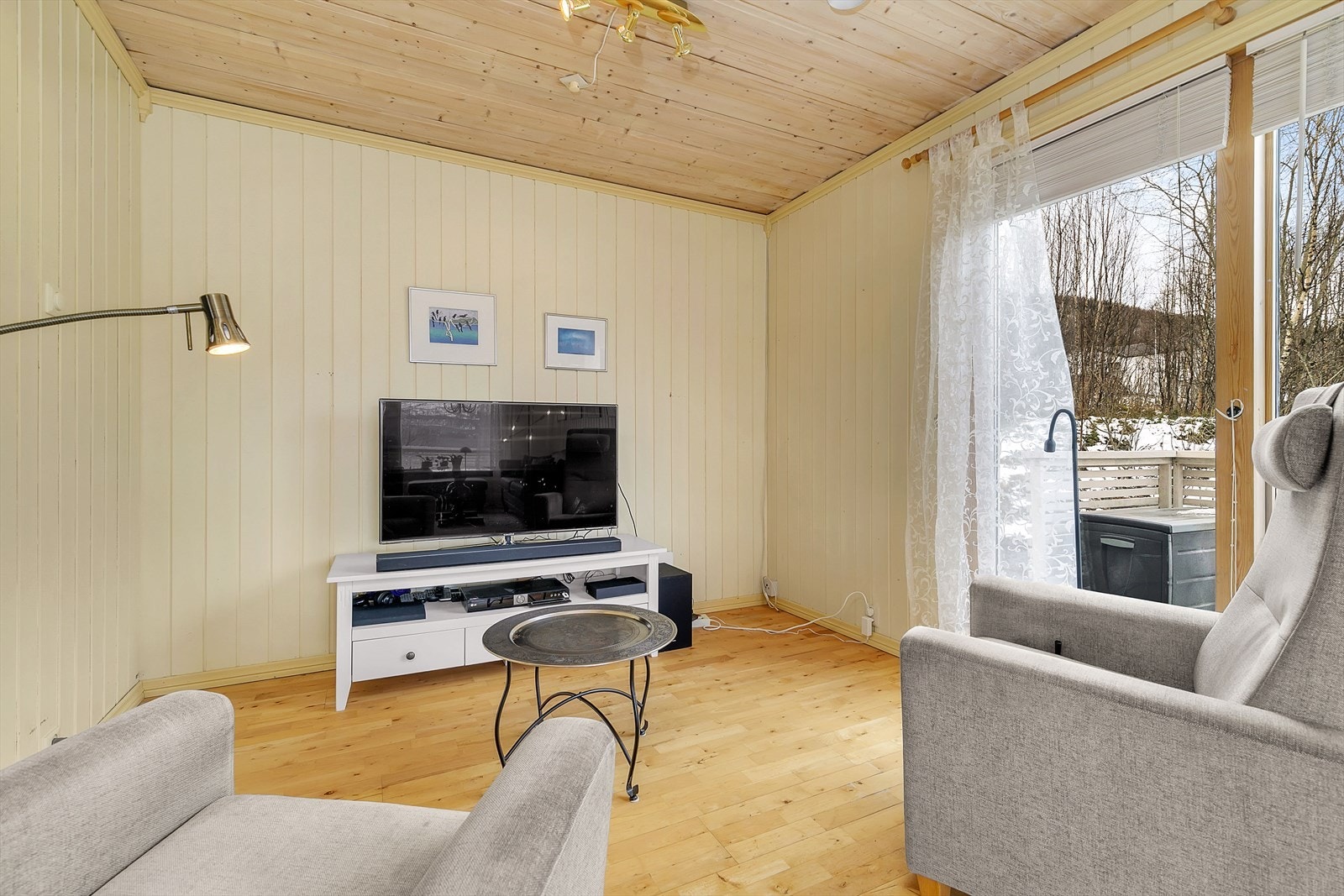 Fra stue er det utgang til veranda med plass til utemøbler. Galleribilde