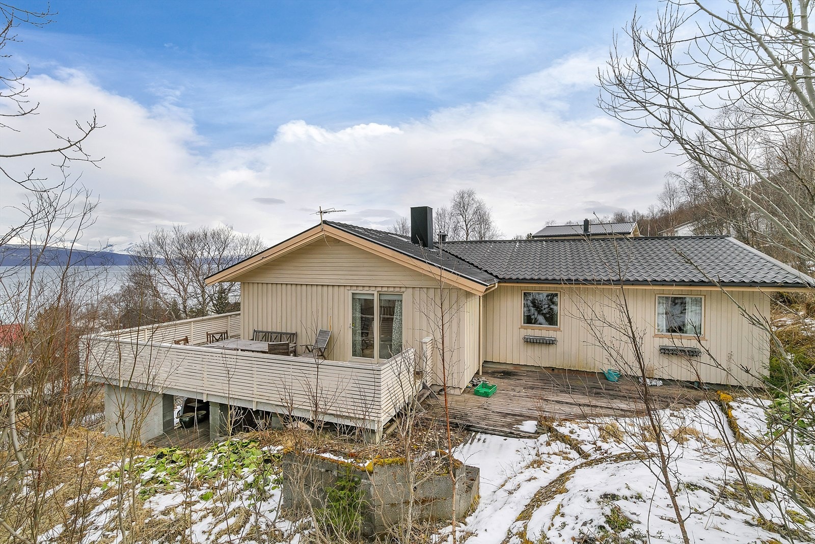 Utendørs med terrasse og hage med godt potensial Galleribilde