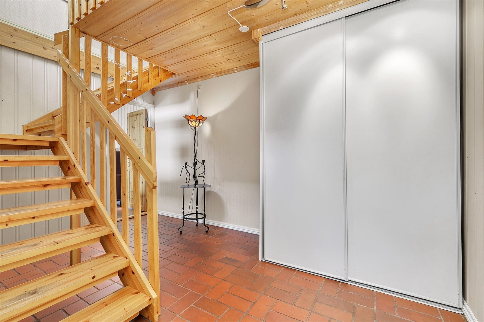 Hall med skyvedørsgarderobe for oppbevaring Galleribilde