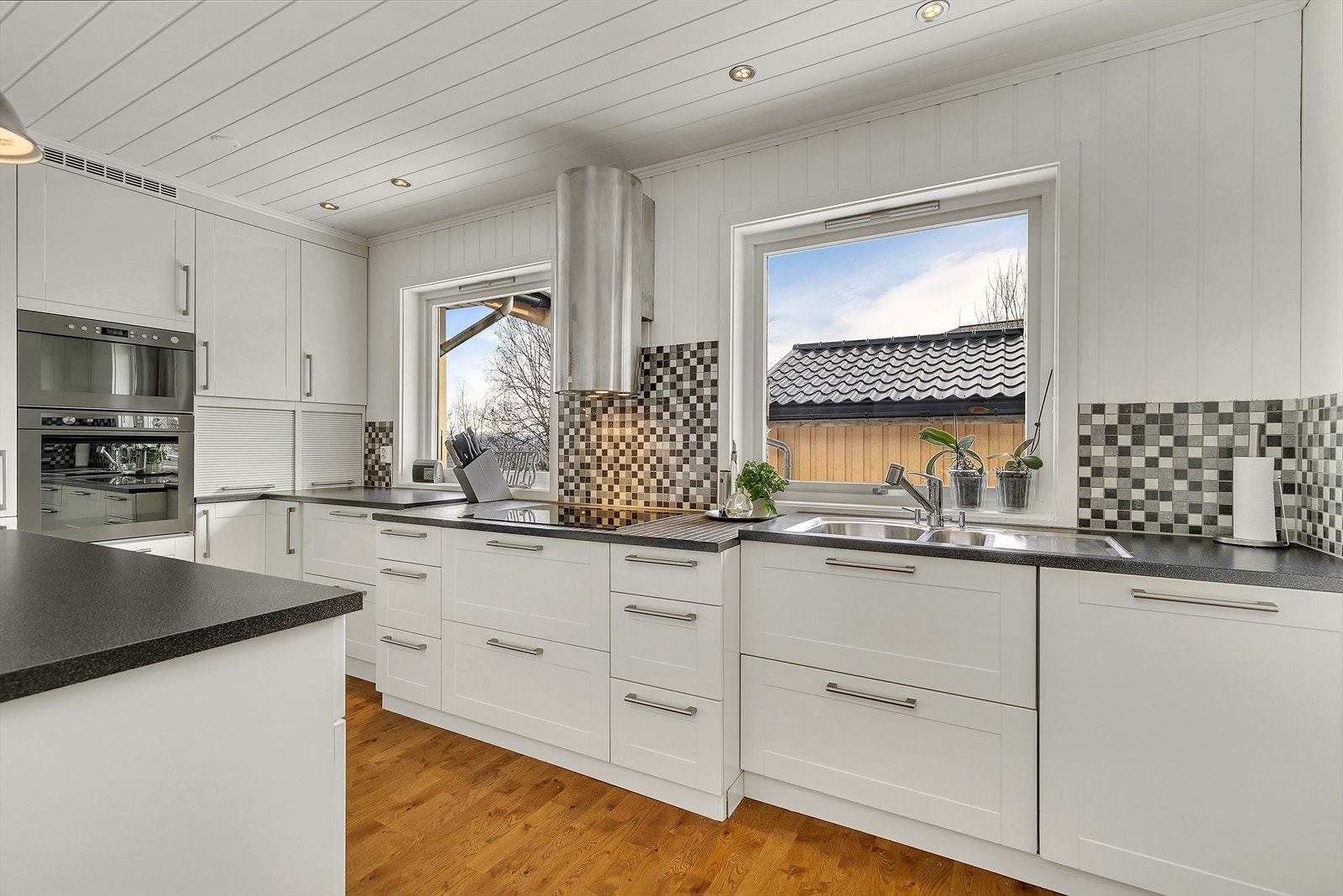Det er kjøl/fryseskap, oppvaskmaskin, induksjonstopp, micro og stekeovn. Galleribilde
