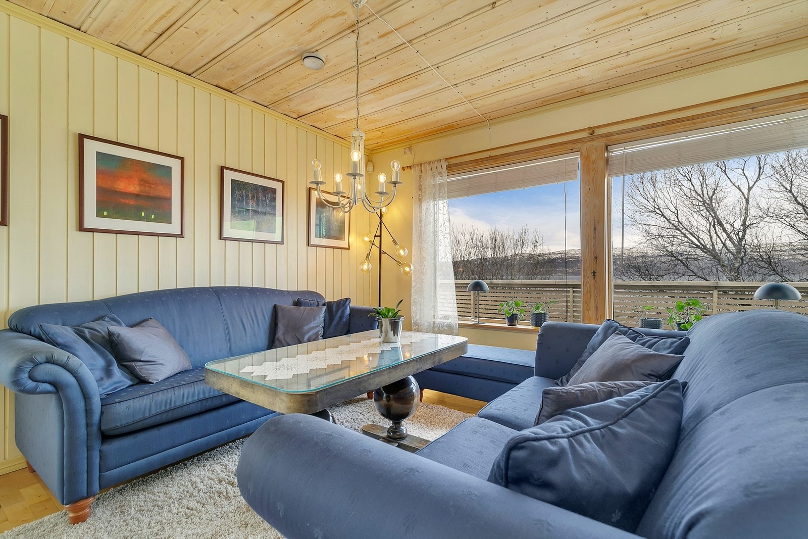 Lys stue med gode møbleringsmuligheter. Galleribilde