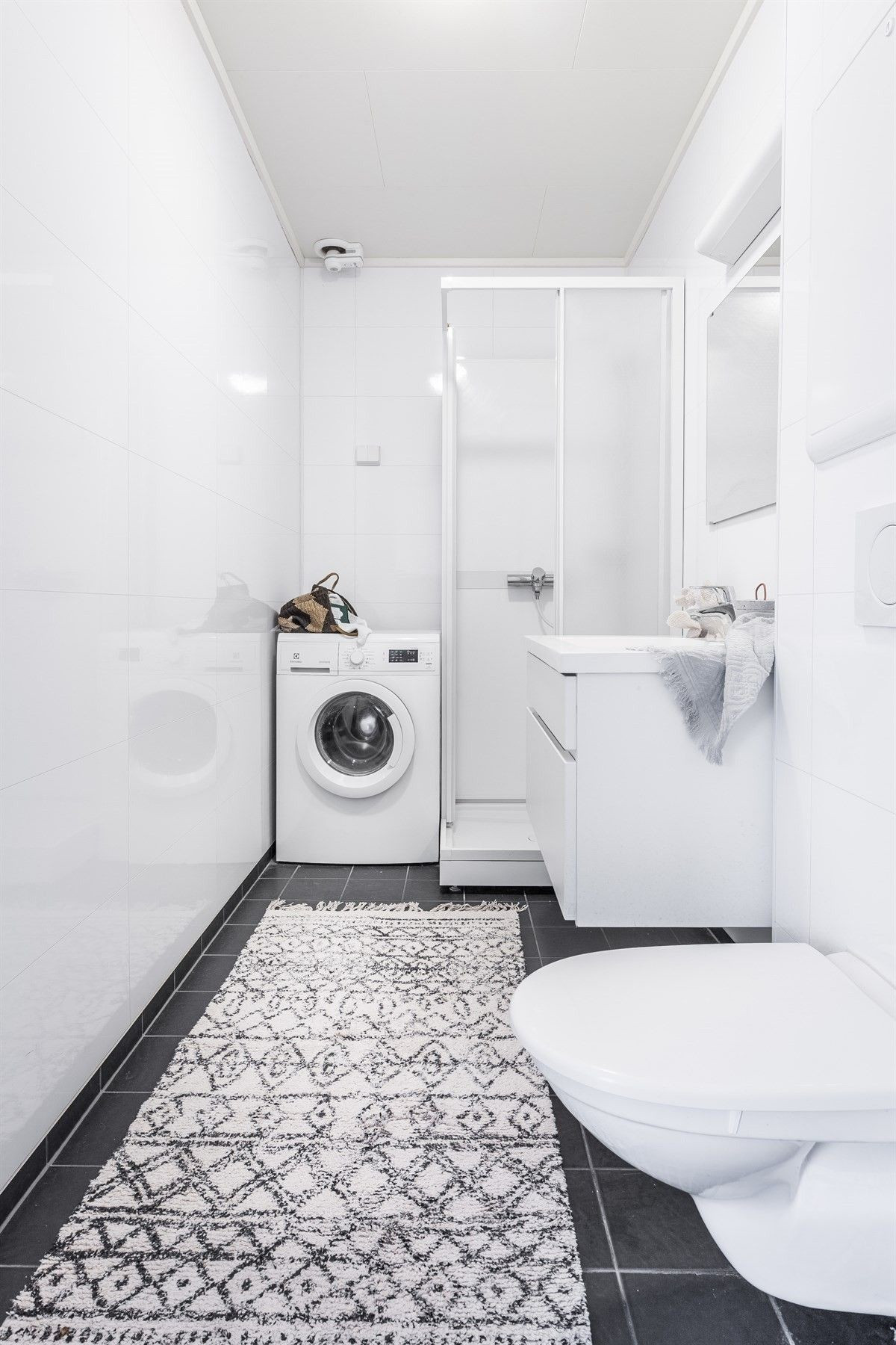 Baderom med wc, servant, dusjkabinett og plass for vask/tørk