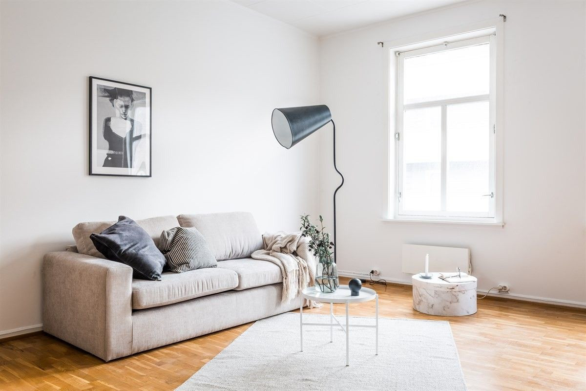 Lys og trivelig stue med lyse flater og store vindu!