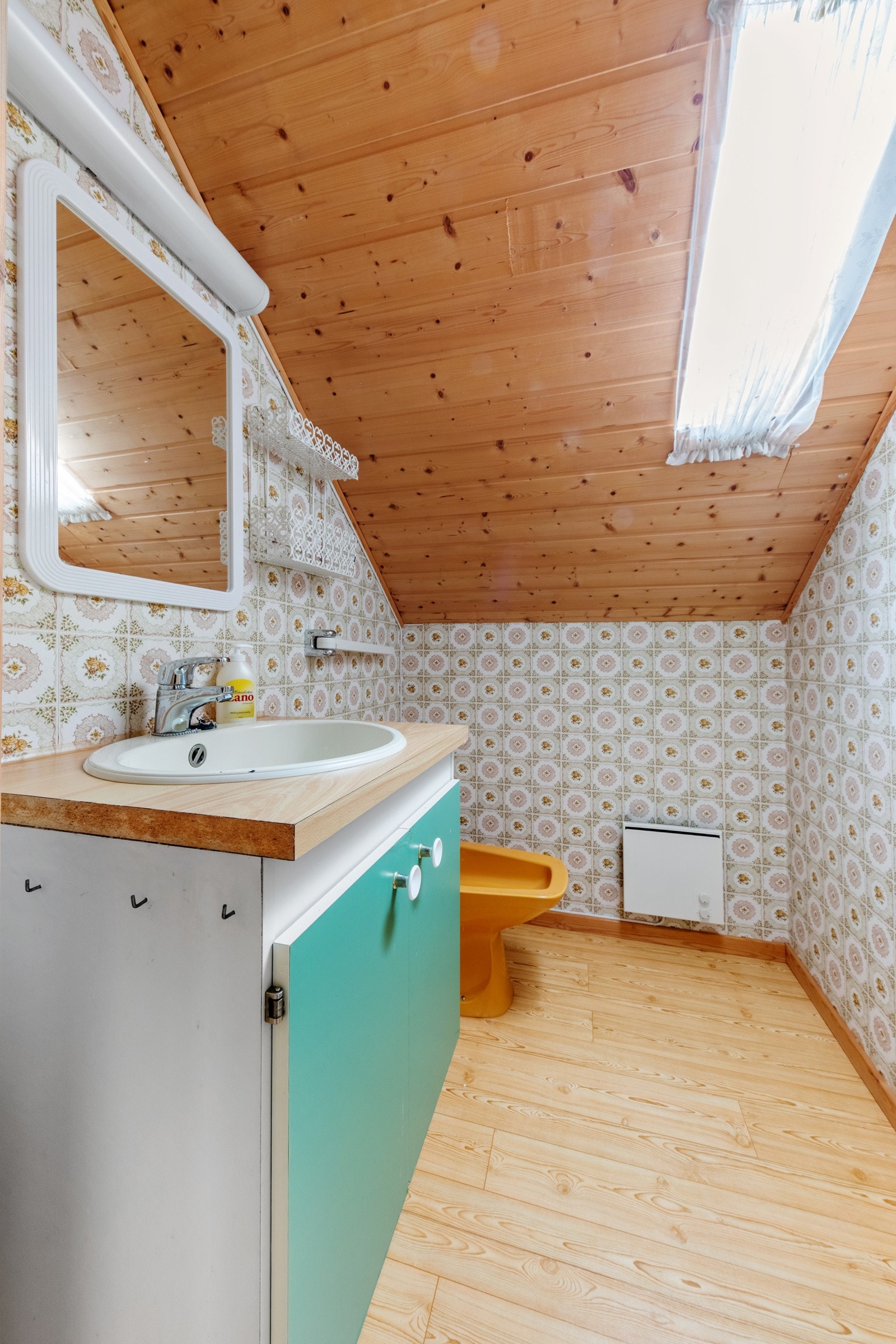 Ikkje eit bad eller toalett. Kun ein enkel vask. Galleribilde