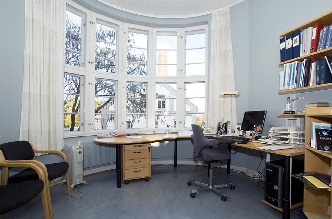 (Arkivbilde) Eksempel på enkelt kontor Galleribilde