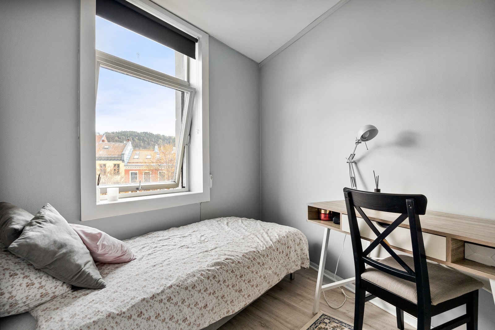 Soverom nr. 2 med god plass til seng, skrivepult og annet møblement. Galleribilde