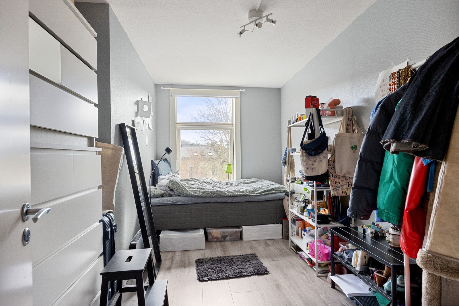 Soverom nr. 5 med god plass til seng, skrivepult og garderobe. Galleribilde