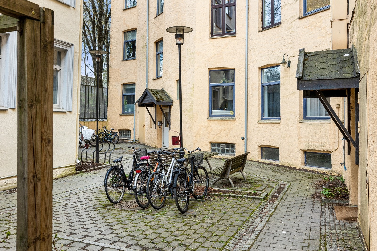 Felles bakgård med sykkelstativ. Galleribilde
