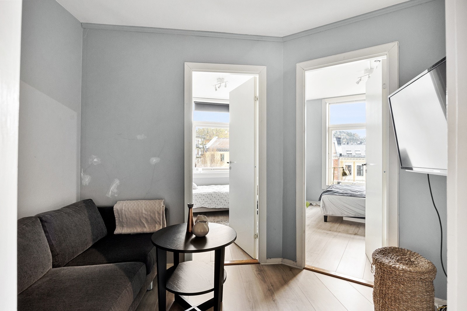 Stue med inngang til soverom. Galleribilde