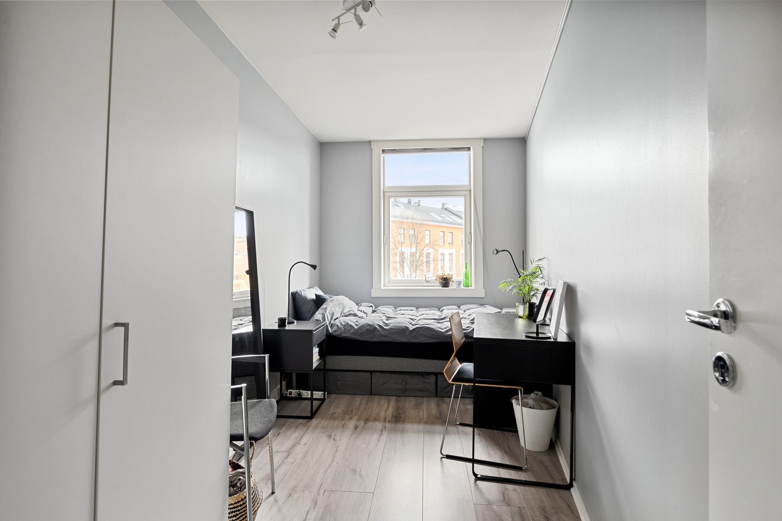 Soverom nr. 1 med god plass til seng, skrivepult og garderobe. Galleribilde