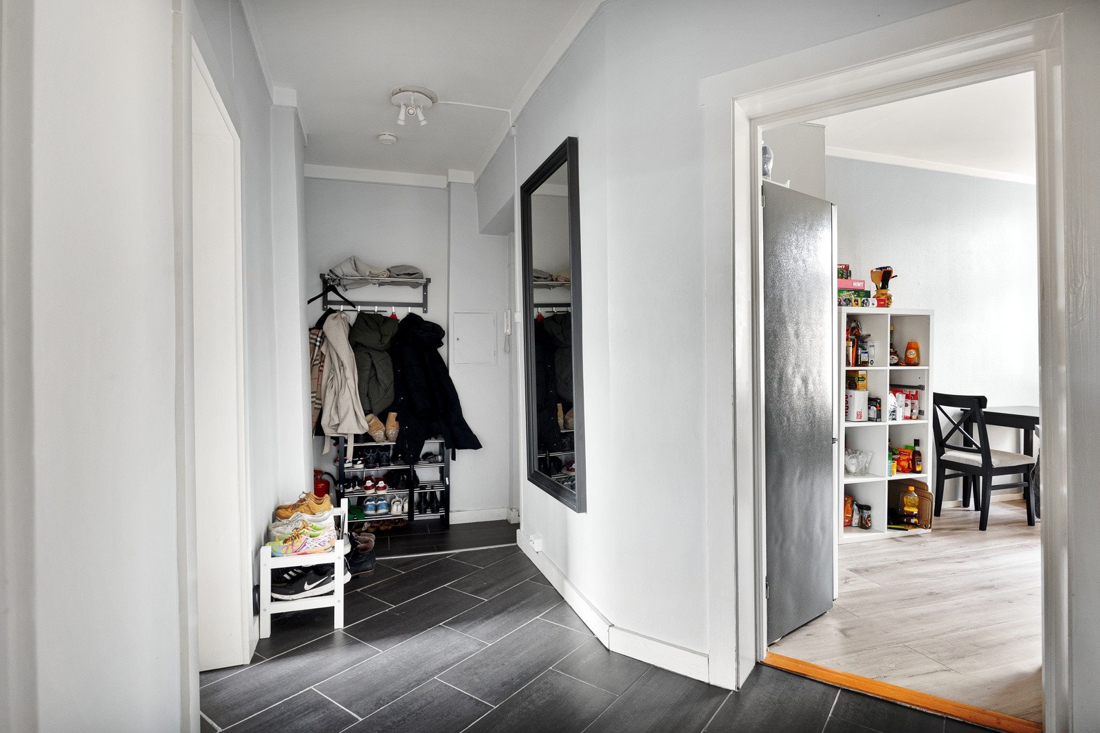 Det er god plass til kommode og muligheter for oppheng av tøy, sko etc. Entrédør i brannklasse B-30. Galleribilde