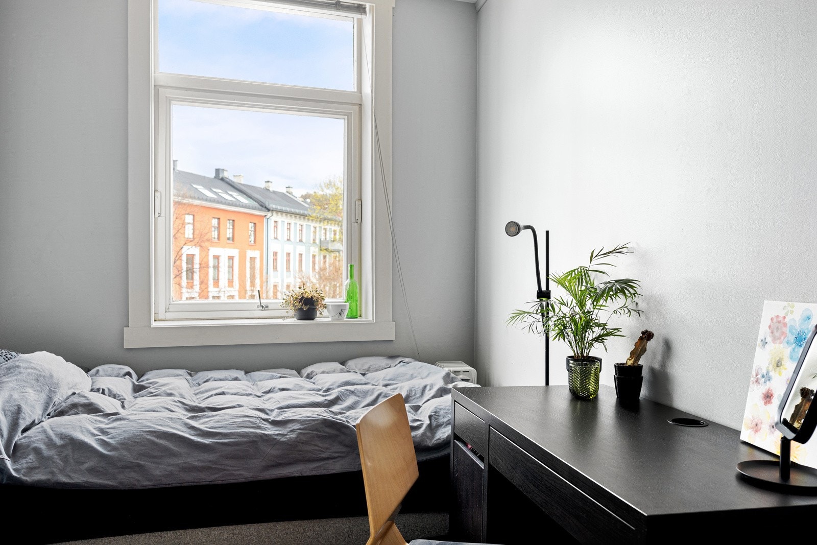 Soverom nr. 1 med lyse overflater. Galleribilde