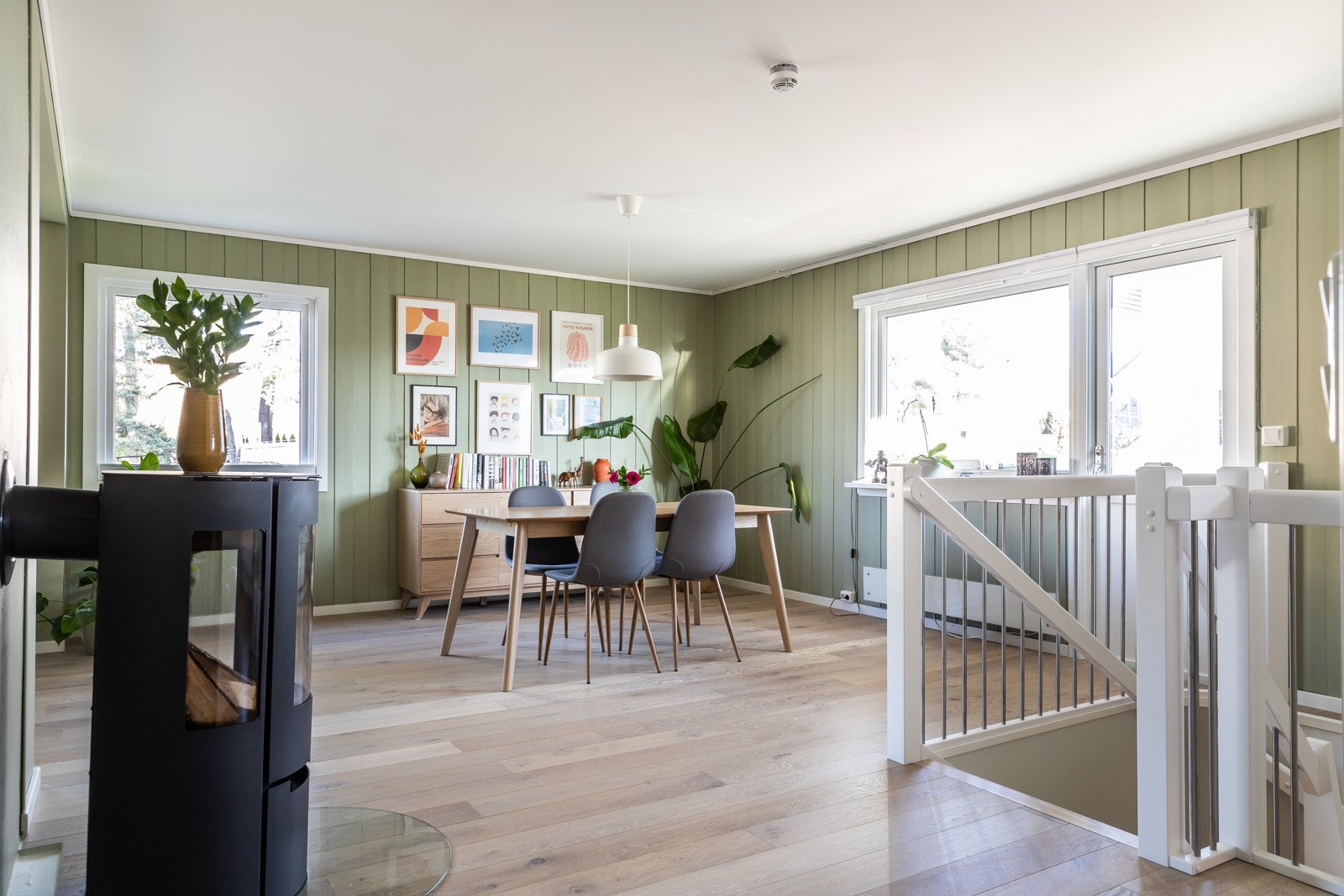Rikelig med dagslys med store vindusflater. Utgang til veranda. Galleribilde
